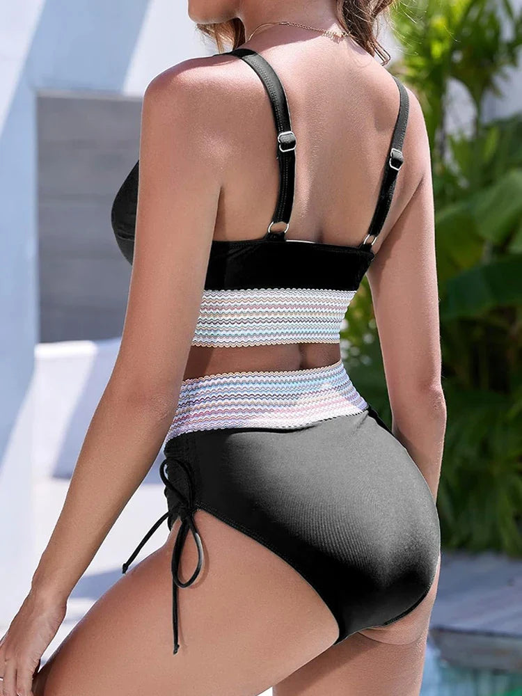 Costume da bagno a vita alta con scollo a V profondo e taglio che esalta la figura