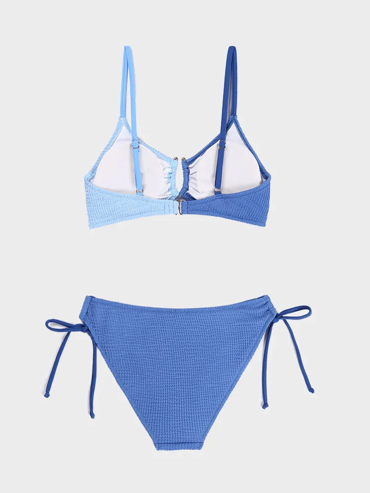 Set bikini sgambato con ferretto e motivo color block