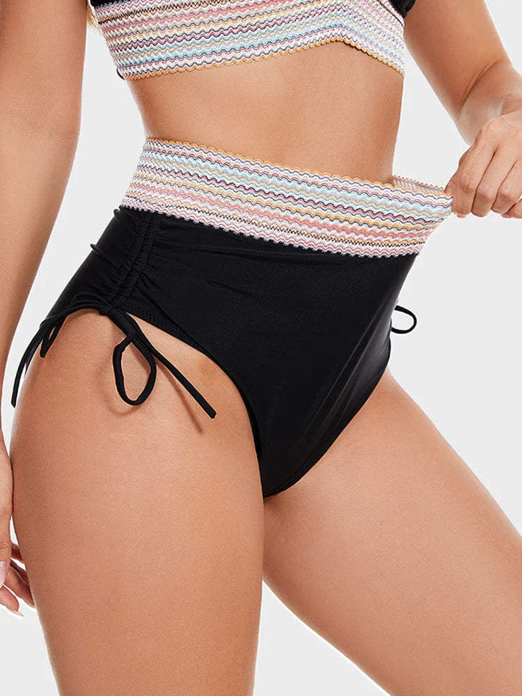 Costume da bagno a vita alta con scollo a V profondo e taglio che esalta la figura